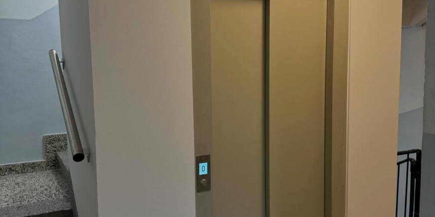 Ugradnja dizala u uskom stubištu – Mažuranićevo šetalište 37, Split