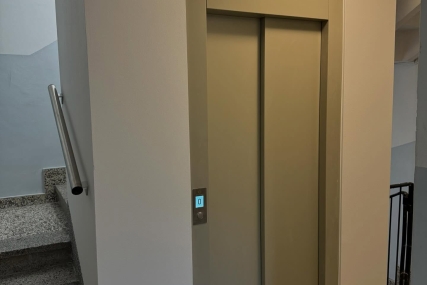Ugradnja dizala u uskom stubištu – Mažuranićevo šetalište 37, Split